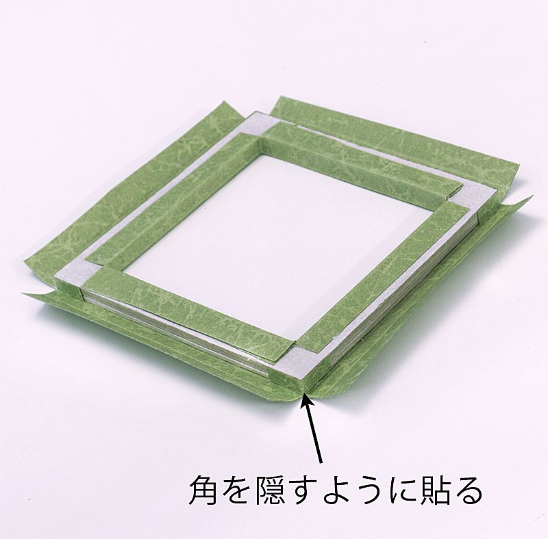 フレームの角を隠すようにカラーペーパーを貼る